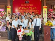 Phó Bí thư Thường trực Tỉnh ủy Hoàng Nghĩa Hiếu trao Huy hiệu 70 năm tuổi Đảng tại Nghĩa Đàn
